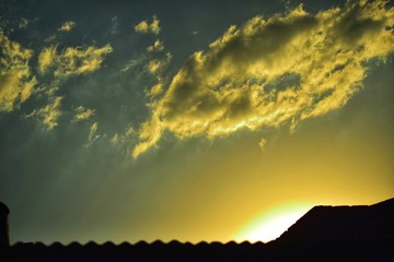 Sol Atras de Casa