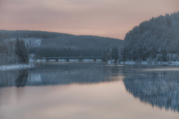 Winterabend an der Okertalsperre im Harz nahe Goslar und Altenau,Niedersachsen,Deutschland