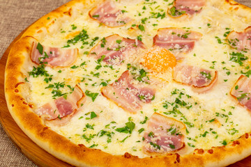 Pizza Carbonara with ham