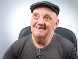 portrait homme âgé souriant avec casquette