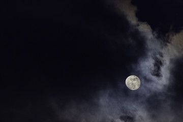 Fototapeta premium Full moon in the middle of clouds