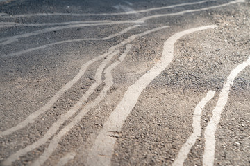 Asphalt with bitumen tarces