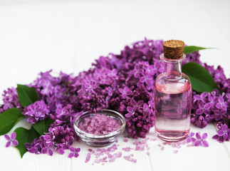 Fototapeta na wymiar spa products and lilac flowers