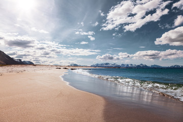 Sonniger Sandstrand in Skandinavien