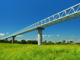 草むらとガス導管のある風景