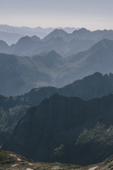 Naklejka premium Un sierra de montañas