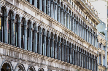 Obraz premium Arcades of the facade on Piazza San Marco in Venice, Italy