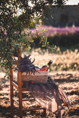 Pique-Nique au Sunset dans un champs de Lavande à Valensole, Provence, avec du Vin Rosé  