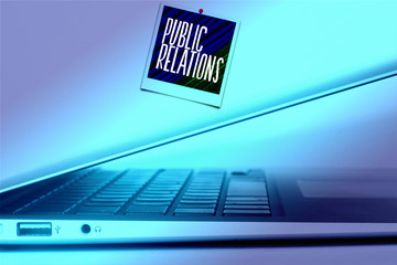 Ein Computer, ein Foto und Public Relations