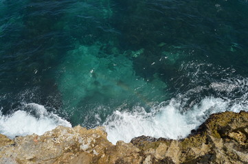 Brandung von oben mit Blick auf Stein und t&uuml;rkisem Wasser Bali, Indonesien