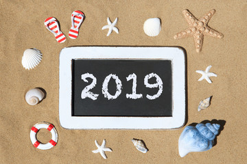 Tafel am Strand mit Aufschrift: 2019