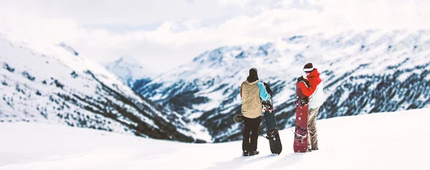 Afwasbaar Fotobehang Wintersport Wintertijd in Alpen en vrije ruimte voor uw tekst.