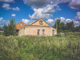 Fototapeta na wymiar Old abandomed house