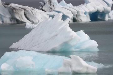 Hielo glacial azul flotando en el lago del glaciar, Vatnajokull en Islandia.