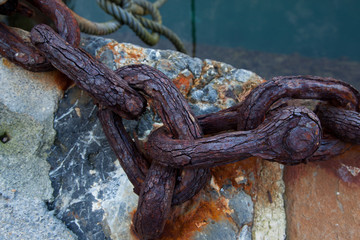 Cadena antigua en un amarre del puerto