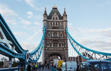 Fototapeta na wymiar Busy traffic on Tower Bridge in London