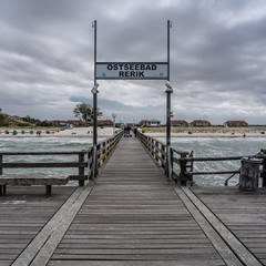 Seebr&uuml;cke Rerik bei Sturm