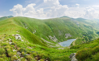 Obraz premium Highland valley with Brebeneskul lake in the Carpathian Mountains, Ukraine