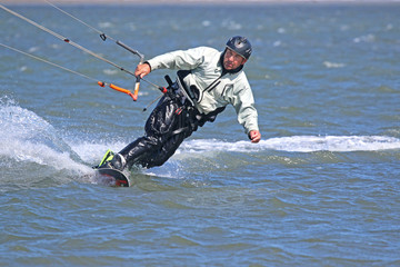 Fototapeta na wymiar kitesurfer riding toeside