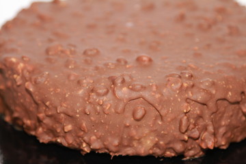 Torta artigianale ricoperta di cioccolata