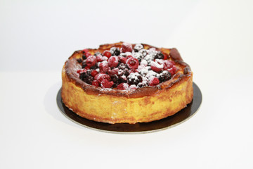 Torta artigianale ricoperta di frutti bosco e zucchero