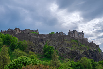 Fototapeta na wymiar Edinburgh Castle bei wolkigem Himmel
