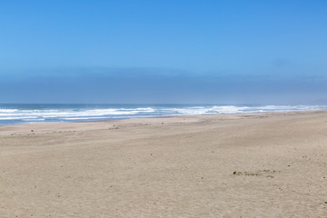 Fototapeta na wymiar An empty stretch of sandy beach on the Californian Coast