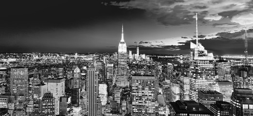 Panele Szklane  Nocny widok na Manhattan z tarasu widokowego wieżowca. Nowy Jork.