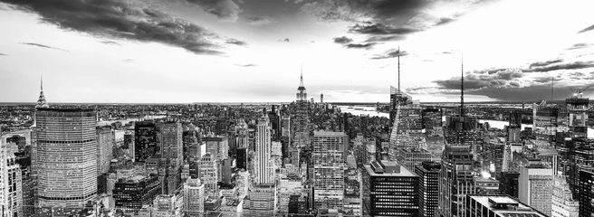 Nachtansicht von Manhattan von der Aussichtsplattform des Wolkenkratzers. New York. © BRIAN_KINNEY