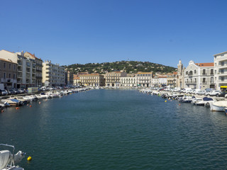 Ville de Sète dans l'Hérault appelée la Venise du Languedoc avec ses canaux débouchant sur la...