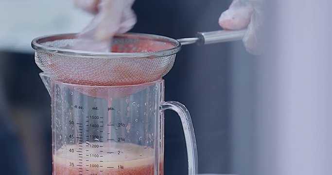 Hand use colaner to filter fruite juice separated from pulp, process for cold press natural drink.