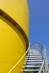 Industrietank mit Treppe