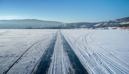 Fototapeta na wymiar Winter road along the lake Baikal