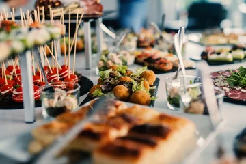 Fototapeten Tisch voller leckerer Speisen, wunderschön dekoriert. © dusanpetkovic1