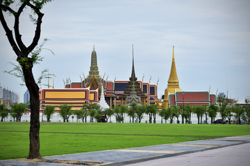 Naklejka premium Beautiful temple with green grass in Bangkok City ,Thailand 