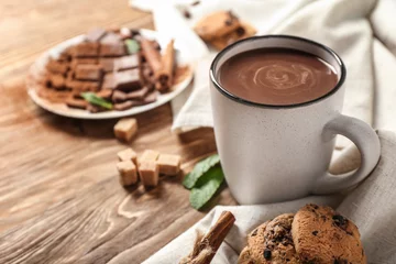 Foto op Plexiglas Kop warme chocolademelk op houten tafel © Pixel-Shot