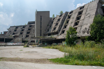 Zniszczony hotel olimpijski Sarajewo - obrazy, fototapety, plakaty