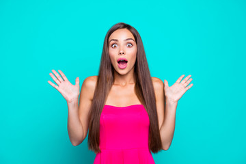 Fototapeta premium To takie interesujące! Koncepcja zabawy ludzi radości. Bliska portret fotograficzny portret całkiem szalonej szalonej uroczej uroczej pani macha gestykulując rękami patrząc na ciebie aparat na białym tle jasne żywe tło