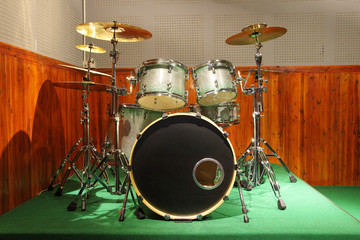 Fototapeta na wymiar drum kit / drum set in practice music room 