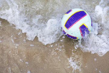 Palla colorata tra le onde