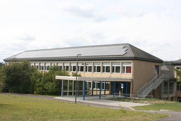 Fototapeta premium Schule, Schulhaus, Schulgebäude, Schulpause