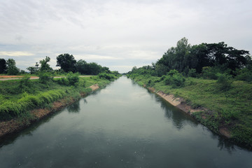 Fototapeta na wymiar River canal in the daytime.