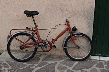 Fototapeta na wymiar Italy: Old bicycle without handlebars.