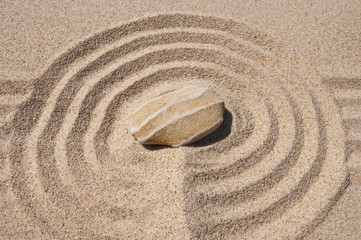 Fototapeta na wymiar sea stones and patterns on the sand