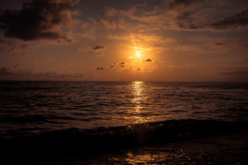 Obraz na płótnie Canvas sunset on the sea coast