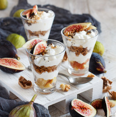 Greek yogurt with figs and granola