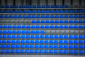 Leere Stadionsitze grau und blau auf einer Stadiontribüne, Sportstadion 