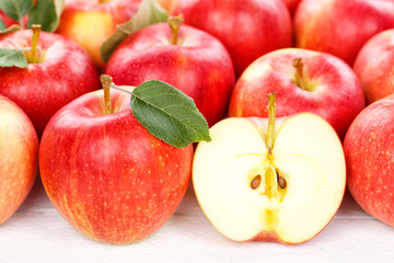 Äpfel Apfel Frucht Früchte Obst geschnitten mit Blättern Hintergrund