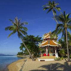 Fototapeta na wymiar Buddhistischer Tempel am Maenam-Beach, Koh Samui in Thailand