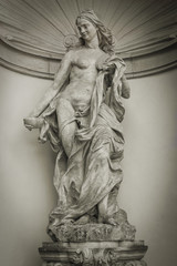 Stehende Frauenfigur im Zwinger Dresden